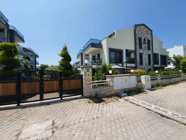 URLA SANAT SOKAĞI'NA YAKIN, HAVUZLU SITEDE SATILIK VILLA