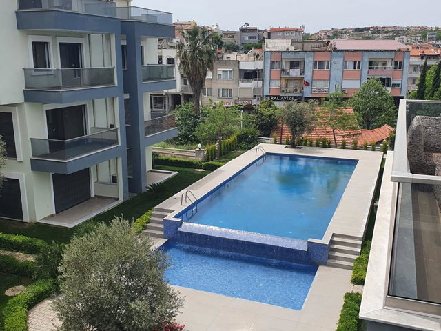 URLA SANAT SOKAĞI'NA YAKIN, HAVUZLU SITEDE SATILIK VILLA