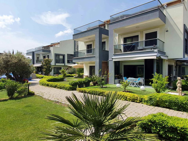 URLA SANAT SOKAĞI'NA YAKIN, HAVUZLU SITEDE SATILIK VILLA