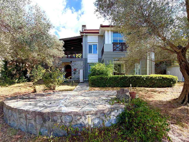 URLA ZEYTINLIKÖY SITESI’NDE ÇAM AĞAÇLARI İÇINDE 4+1 VILLA