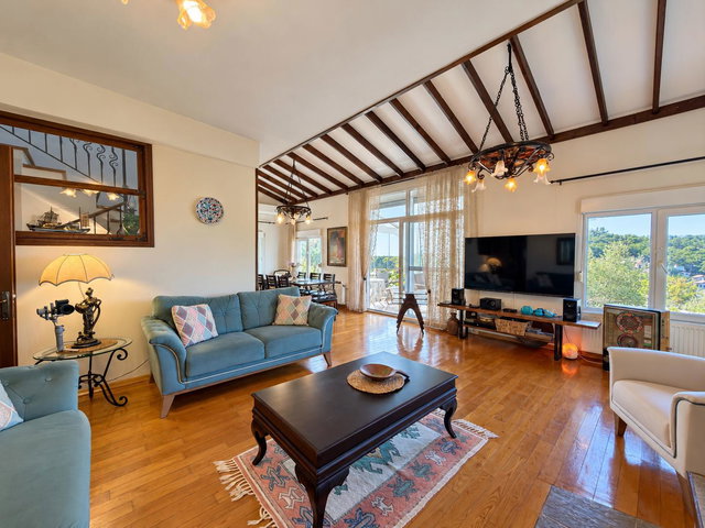URLA ZEYTINLIKÖY SITESI’NDE ÇAM AĞAÇLARI İÇINDE 4+1 VILLA