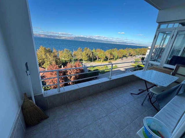 KARAMÜRSEL’DE 2+1 EŞYALI, BALKONLU, DOĞALGAZ KOMBİLİ SATILIK DAİRE (KİRACILI)