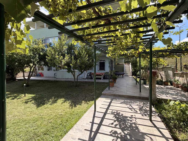 ARNAVUTKÖY KARABURUN'DA DENİZ MANZARALI SATILIK 9+2 MÜSTAKİL EV