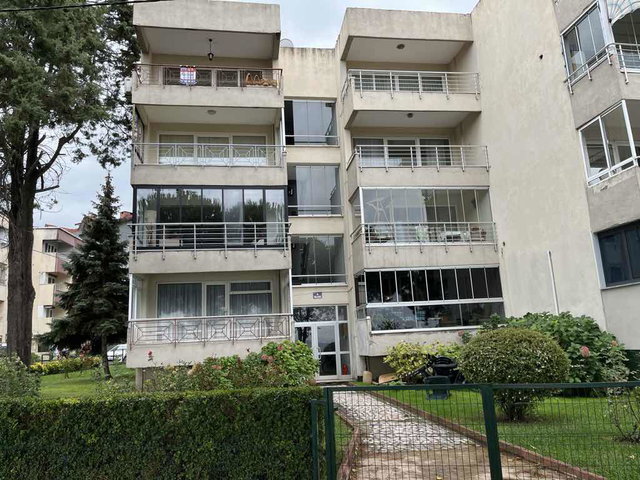 KARAMÜRSEL’DE SİTE İÇİNDE, EŞYALI 2+1 | 90 M² NET | EN ÜST KAT (4/4)