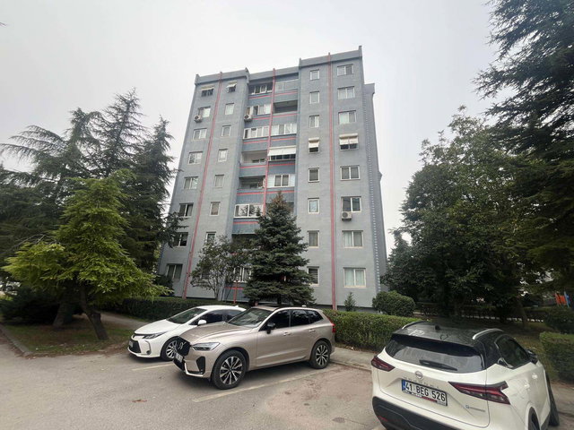 İZMİT YAHYA KAPTAN 3. BÖLGE İÇİ YAPILI 3+1 SATILIK ARAKAT DAİRE