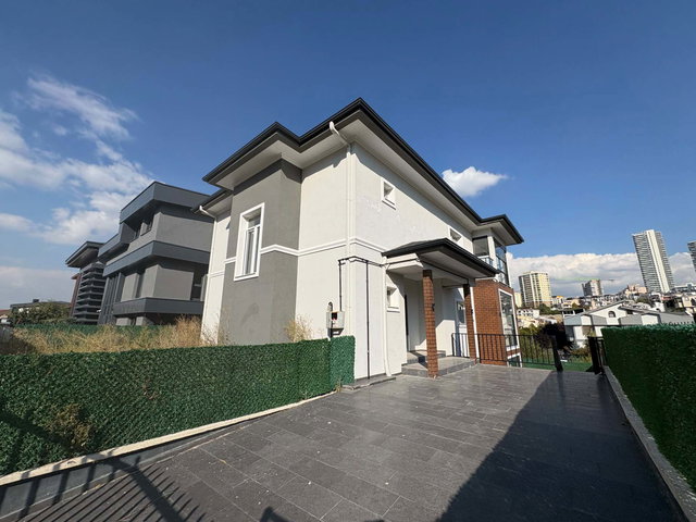 BEYTEPE MAHALLESİNDE YENİ YAPILI 6+1 HAVUZLU SATILIK VİLLA
