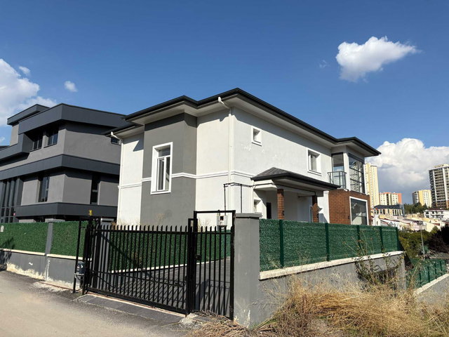 BEYTEPE MAHALLESİNDE YENİ YAPILI 6+1 HAVUZLU SATILIK VİLLA