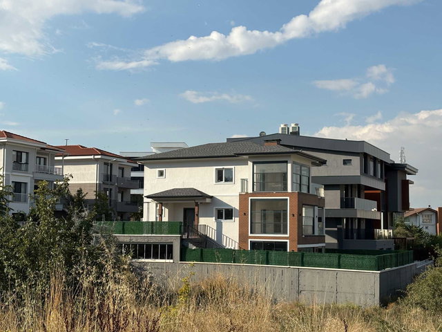 BEYTEPE MAHALLESİNDE YENİ YAPILI 6+1 HAVUZLU SATILIK VİLLA