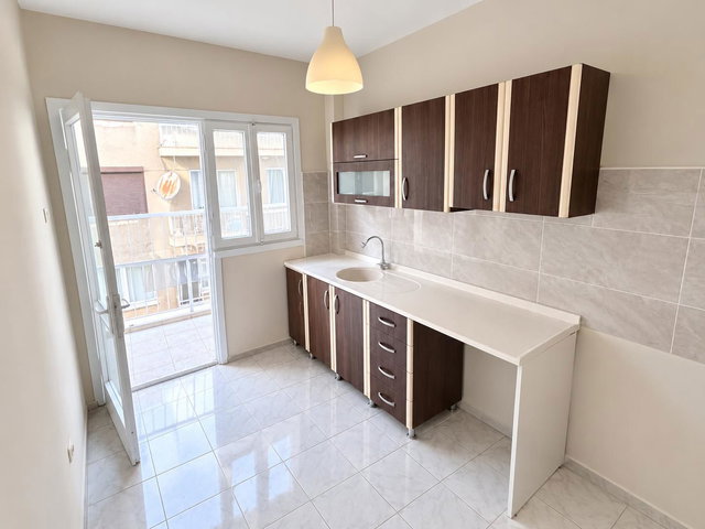 17 ALAYBEY’DE SAHİLE KOMŞU, MERKEZİ KONUMDA 2+1 ARA KAT DAİRE