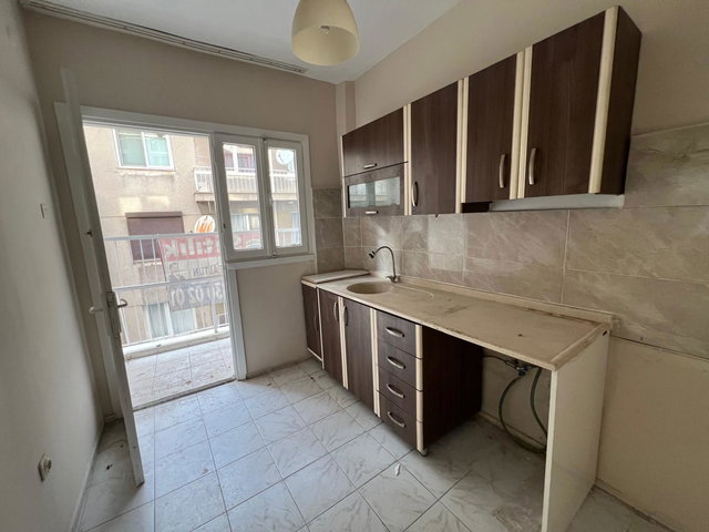 17 ALAYBEY’DE SAHİLE KOMŞU, MERKEZİ KONUMDA 2+1 ARA KAT DAİRE