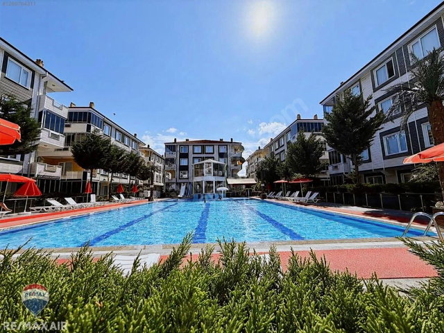 HAVUZLU SİTE İÇERİSİNDE BALKONLU FULL EŞYALI 2+1 DAİRE