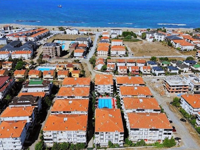 HAVUZLU SİTE İÇERİSİNDE BALKONLU FULL EŞYALI 2+1 DAİRE