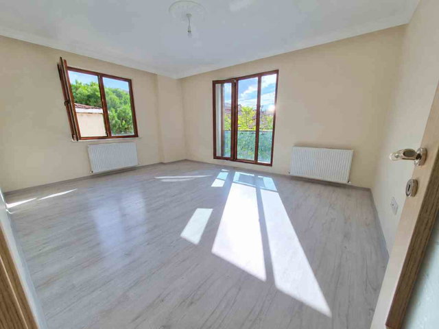 PENDIK ORHANGAZI MAH.MERKEZI KONUMDA BOŞ GENIŞ 2+1 SATILIK DAIRE