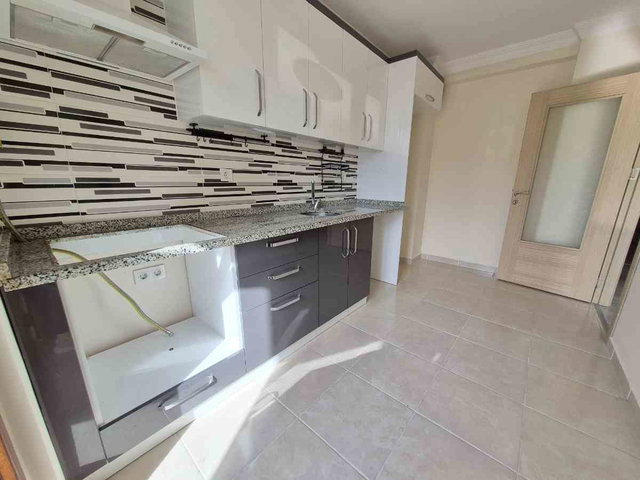 PENDIK ORHANGAZI MAH.MERKEZI KONUMDA BOŞ GENIŞ 2+1 SATILIK DAIRE