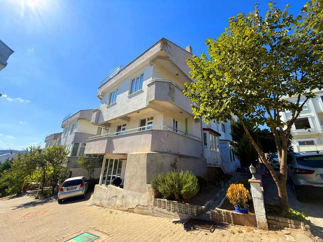 RE/MAX İNCİ'DEN MALTEPE'DE MERKEZİ KONUM SATILIK 5+1  TERASLI VİLLA