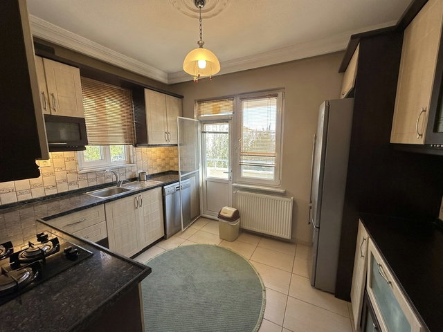 RE/MAX İNCİ'DEN MALTEPE'DE MERKEZİ KONUM SATILIK 5+1  TERASLI VİLLA