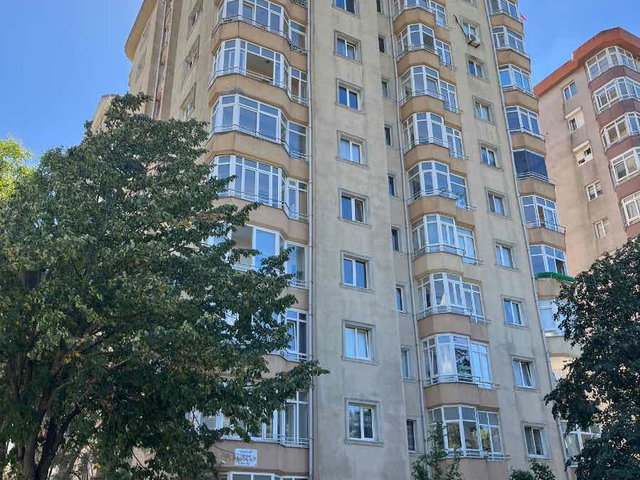 UĞUR MUMCU’DA CADDE ÜZERİNDE, YEŞİL ALAN MANZARALI GENİŞ 3+1 SATILIK DAİRE
