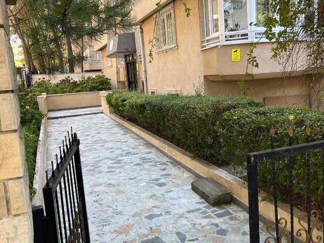 UĞUR MUMCU’DA CADDE ÜZERİNDE, YEŞİL ALAN MANZARALI GENİŞ 3+1 SATILIK DAİRE