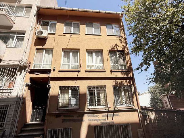 NİŞANTAŞI’NDA, MURADİYE’DE KÖŞE BİNADA ŞİRİN BİR 1,5+1 DAİRE SATILIK