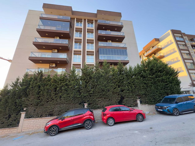 BAYRAKLI YAMANLAR ZERRİN HANIM SİTESİ'NDE SATILIK 3+1 HAVUZ MANZARALI