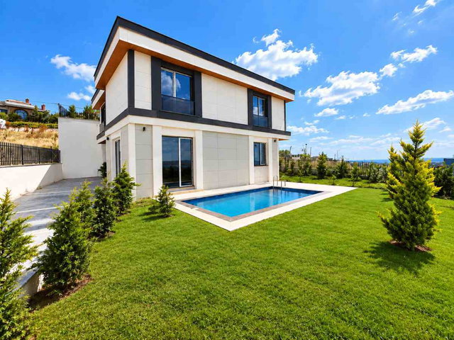 REMAX'DAN BÜYÜKÇEMECE'DE SATILIK GÖL MANZARALI SIFIR VİLLA
