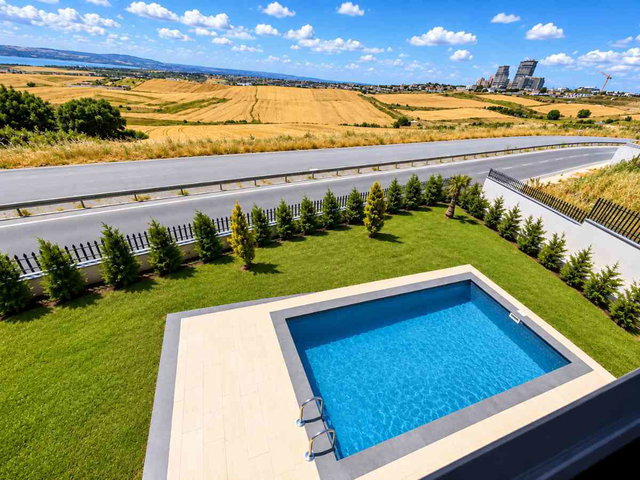 REMAX'DAN BÜYÜKÇEMECE'DE SATILIK GÖL MANZARALI SIFIR VİLLA