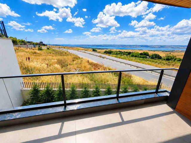 REMAX'DAN BÜYÜKÇEMECE'DE SATILIK GÖL MANZARALI SIFIR VİLLA