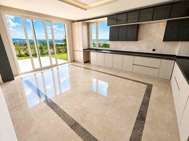 REMAX'DAN BÜYÜKÇEMECE'DE SATILIK GÖL MANZARALI SIFIR VİLLA