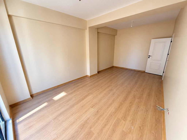 REMAX PRO METE YAVUZDAN 2CADDE ARASINDA 
SIFIR YENİ BİNADA SATILIK 2+1