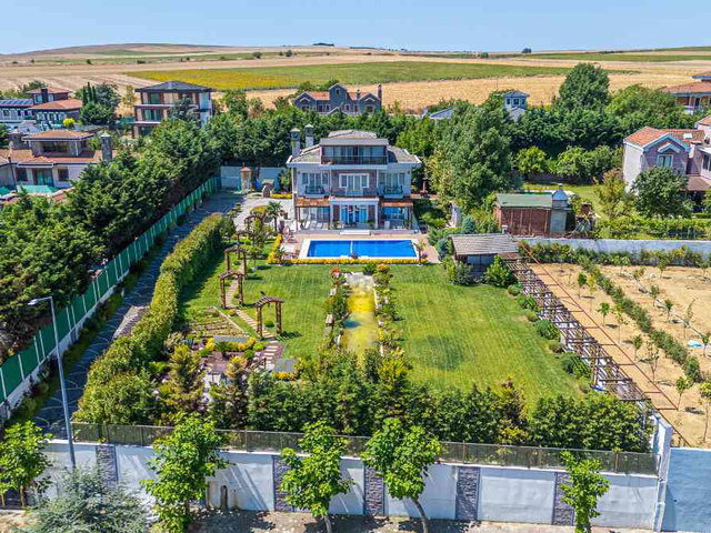 REMAX'DAN TEPEKENT'DE 2.500 M2 ARSADA 5+2 SATILIK YAPILI VİLLA
