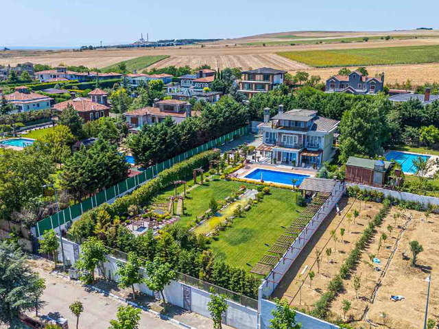 REMAX'DAN TEPEKENT'DE 2.500 M2 ARSADA 5+2 SATILIK YAPILI VİLLA