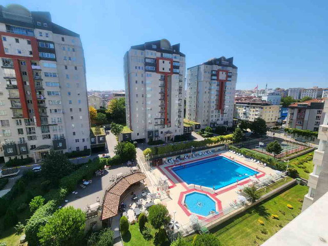 VALIDESUYU KONUTLARINDA YENILENMIS HAVUZ CEPHELI KIRALIK 3+1 DAIRE