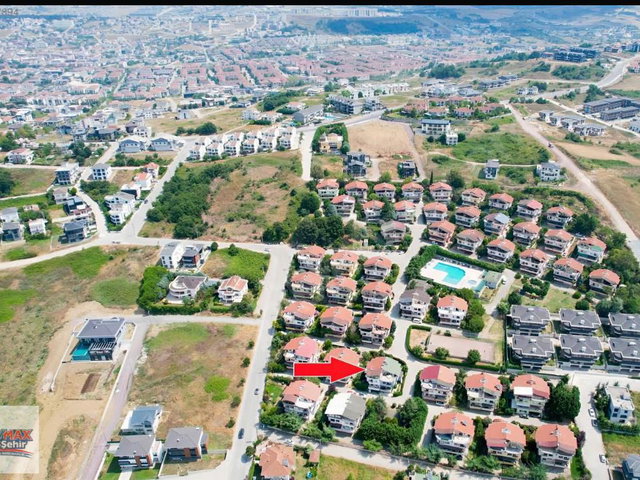 YALOVA KADIKÖYDE SATILIK 7 ODA 2 SALON HAVUZLU SİTE İÇİNDE VİLLA
