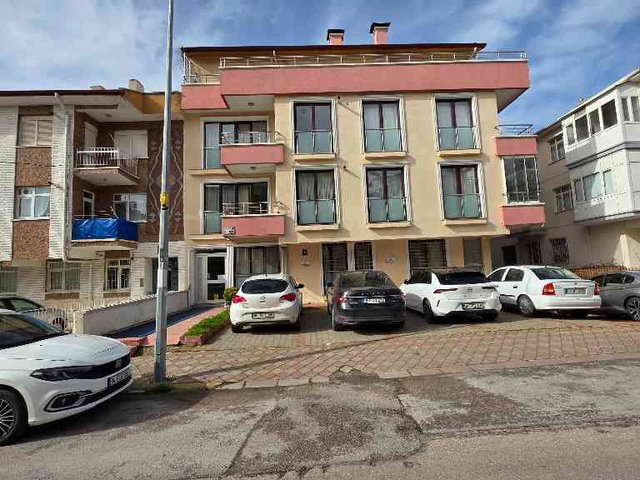KEÇIÖREN ÇİÇEKLİ MAHALLESİNDE ÇOK IYI BIR LOKASYONDA KEYIFLI BAHÇE KULLANIMLI, BAHÇE KATI DAIRE