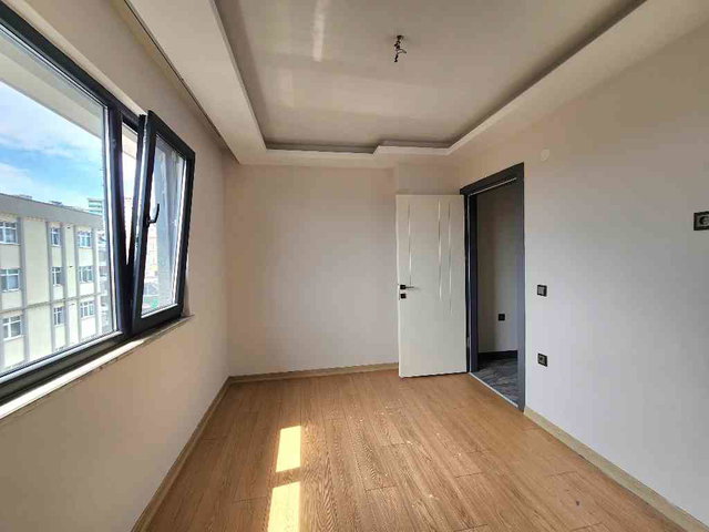 DAMLA GÜR'DEN TRAMVAYA CEPHE KİRALIK 1+1 DAİRE