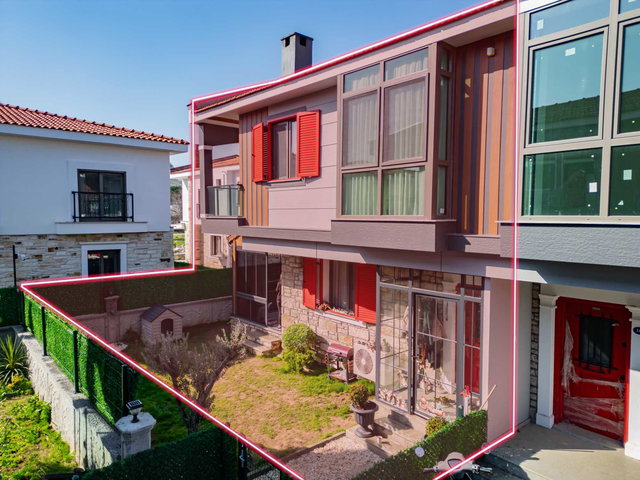 FOÇA BAĞARASI'NDA MERKEZI KONUMDA SATILIK 3+1 VILLA ISI POMPALI