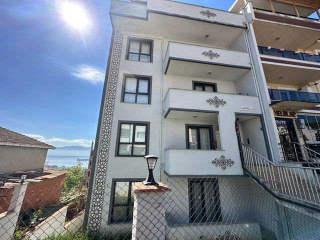 İZMIT YENIMAHALLE’DE DENIZ MANZARALI KIRALIK 4 + 1 DAIRE