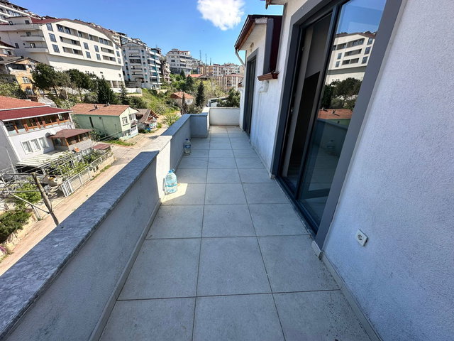 İZMIT YENIMAHALLE’DE DENIZ MANZARALI KIRALIK 4 + 1 DAIRE