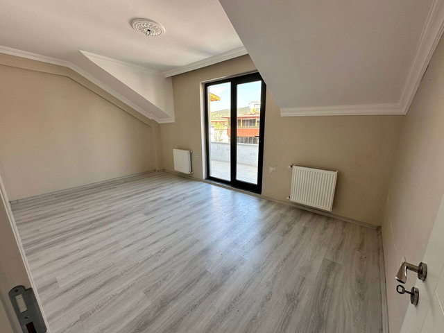 İZMIT YENIMAHALLE’DE DENIZ MANZARALI KIRALIK 4 + 1 DAIRE
