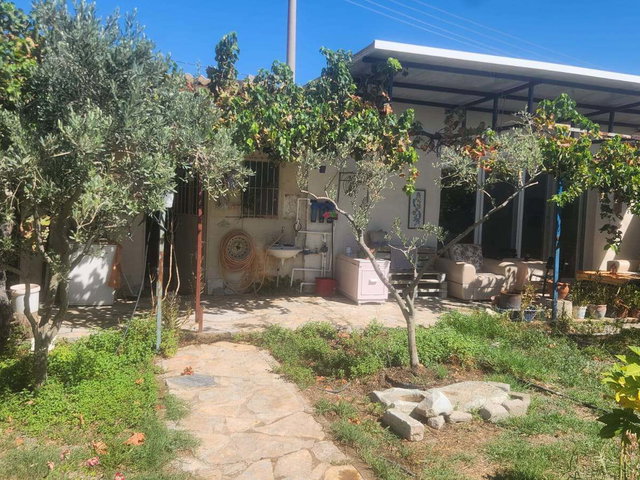 BALAT'TA ATÖLYELİ, 800M² ARSALI TEK KATLI 3+1 EV