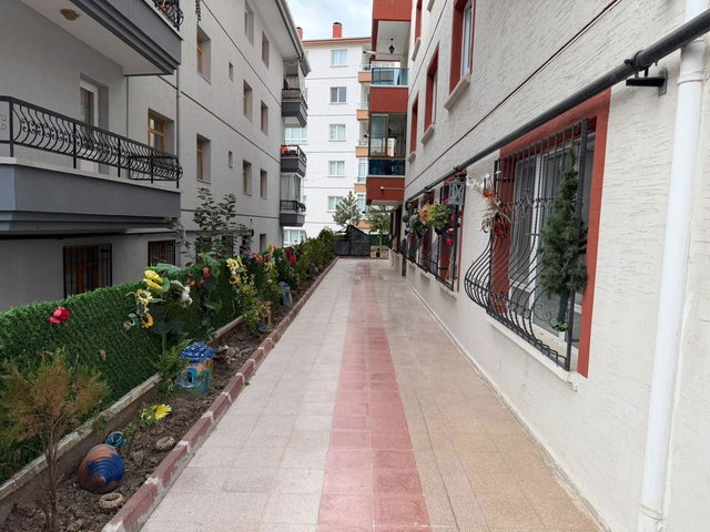 BAHÇELERÜSTÜ MAHALLESİNDE FULL YAPILI BAHÇE KULLANIMLI 2+1 DAİRE