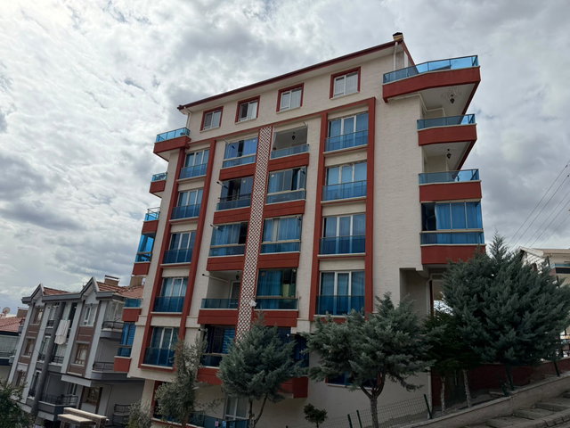 BAHÇELERÜSTÜ MAHALLESİNDE FULL YAPILI BAHÇE KULLANIMLI 2+1 DAİRE