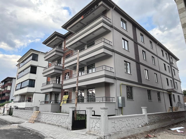 REMAX DEM'DEN HOCABEY MAH. ÇARŞI MERKEZİNE 5 DAKİKA 2+0 SATILIK