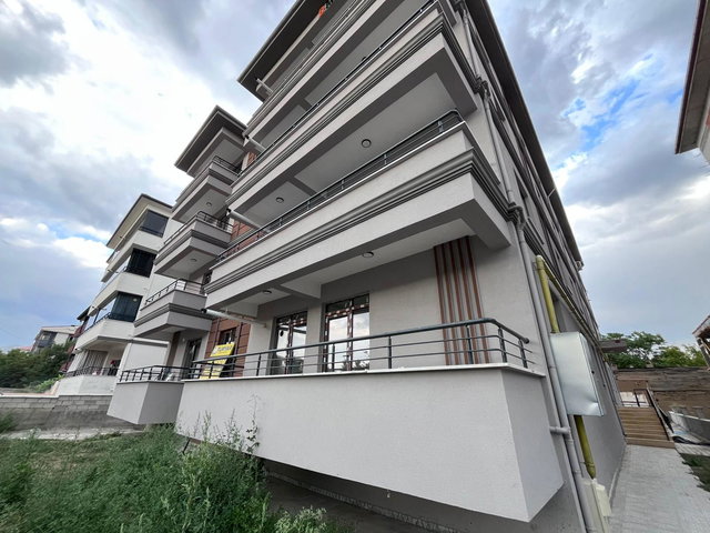 REMAX DEM'DEN HOCABEY MAH. ÇARŞI MERKEZİNE 5 DAKİKA 2+0 SATILIK