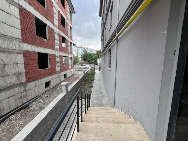 REMAX DEM'DEN HOCABEY MAH. ÇARŞI MERKEZİNE 5 DAKİKA 2+0 SATILIK