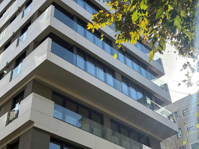 SUADİYE SAHİLDE SIFIR BİNADA BALKONLU KISMİ DENİZ MANZARALI 3+1 DAİRE
