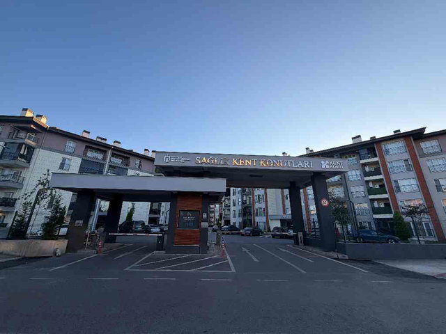 REMAX MYRA'DAN SAĞLIKKENT SİTESİNDE GİRİŞ KAT 3+1 AYRI MUTFAKLI
