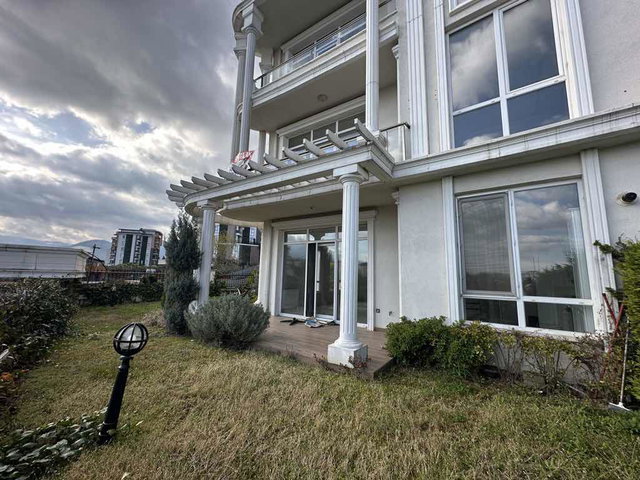 BAŞİSKELE’DE SİTE İÇİNDE 3+1 | 145 M² NET | BAHÇE KATI | 2 BANYO 3 WC