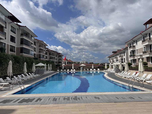 BAŞİSKELE’DE SİTE İÇİNDE 4+1, 225 M² BRÜT, 3 BANYOLU EŞYASIZ KİRALIK VİLLA