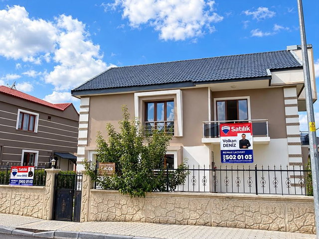 RE/MAX LACİVERT'TEN DADAŞKENT'TE SATILIK 14+2 VİLLA